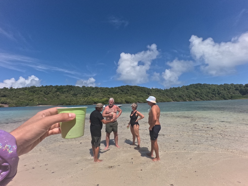 Groupe sur un banc de sable des Fonds Blancs, punch à la main