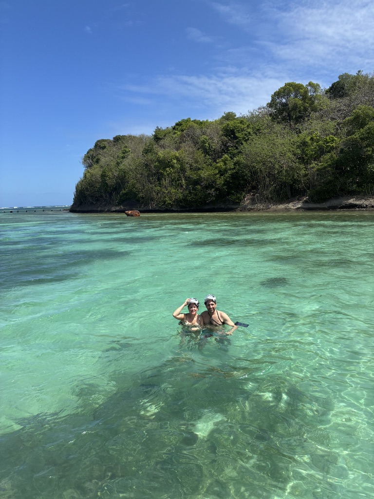 Couple en snorkeling dans le lagon turquoise