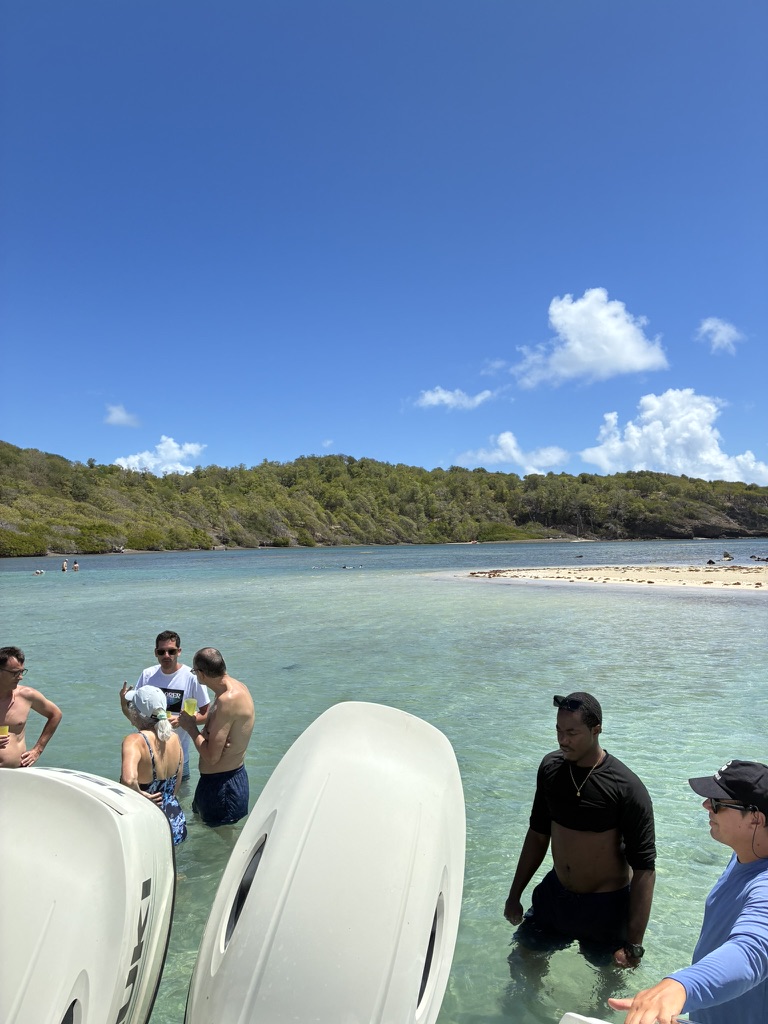 Baignade autour du bateau dans les eaux des fonds blancs