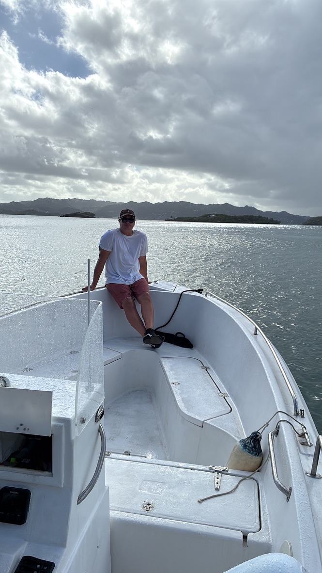 Skipper debout à la proue du bateau