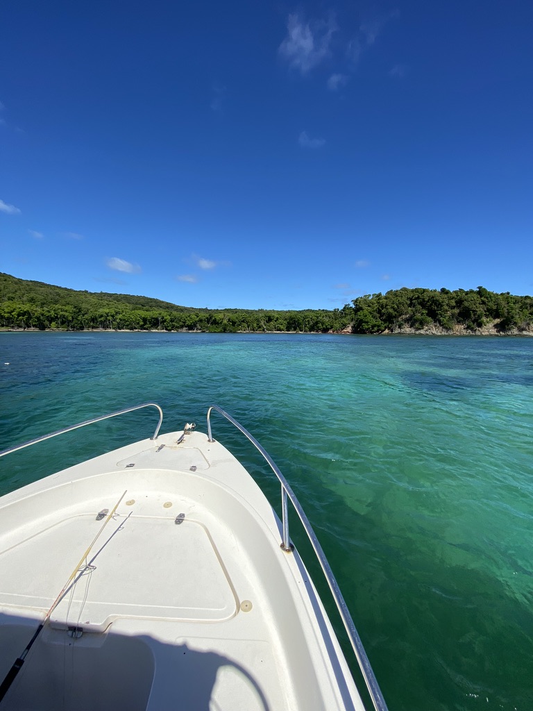 Proue du bateau sur les eaux turquoise