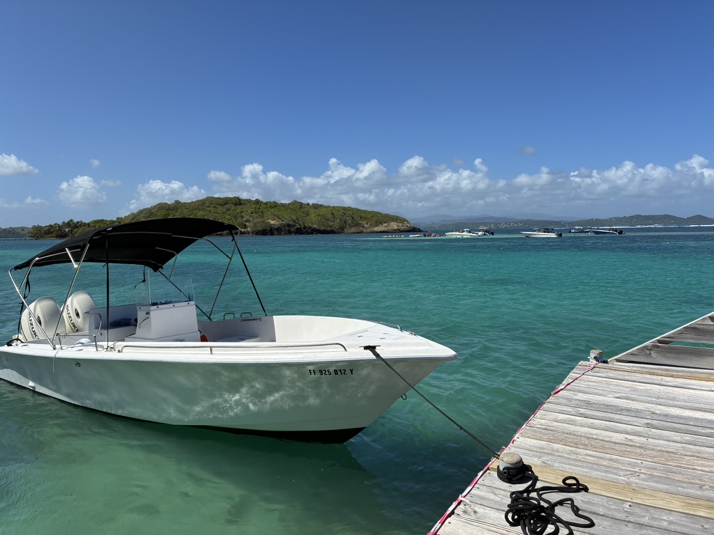 Bateau Atlantic Reef amarré au ponton sur des eaux turquoise