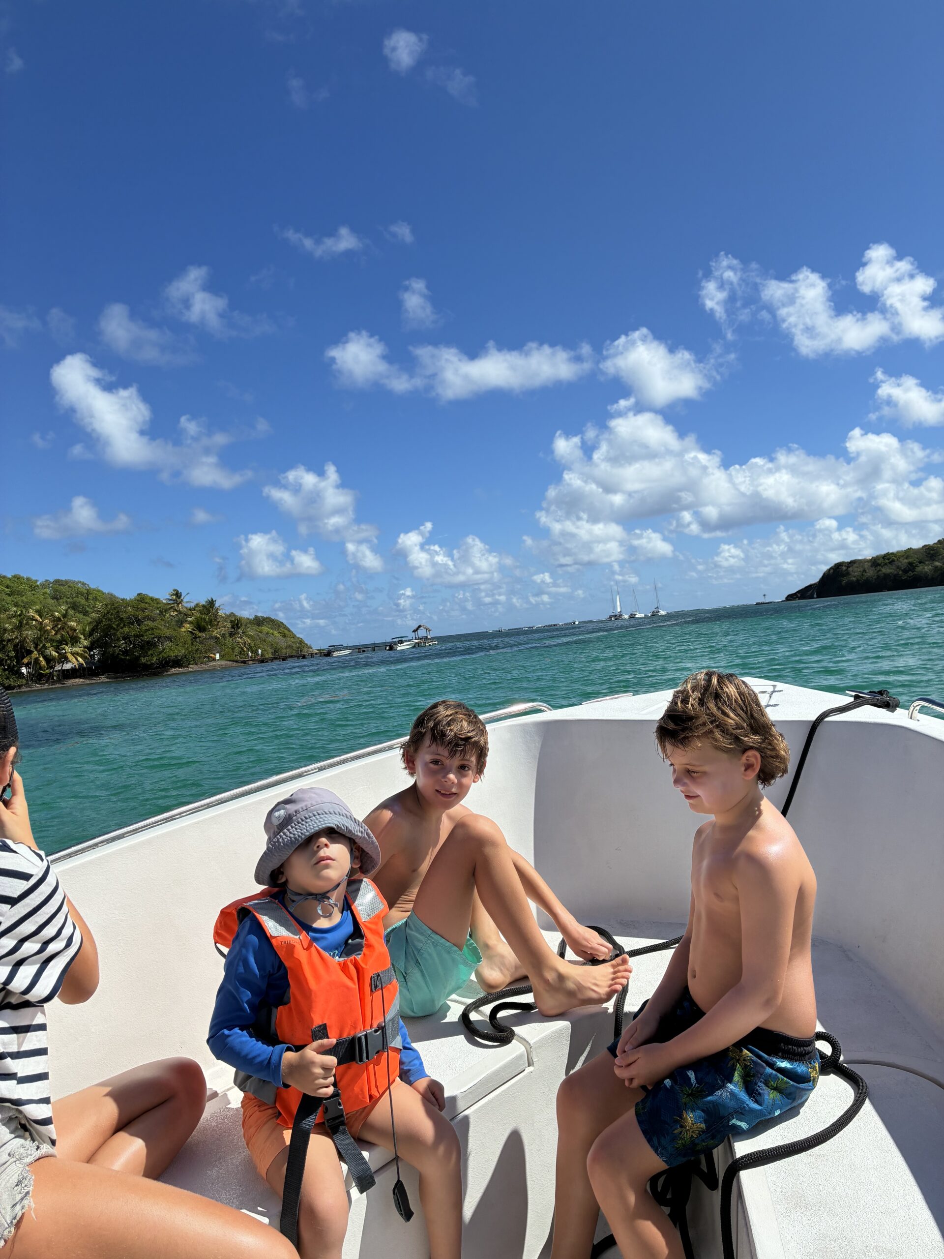 Passagers à bord pendant la navigation vers un îlet
