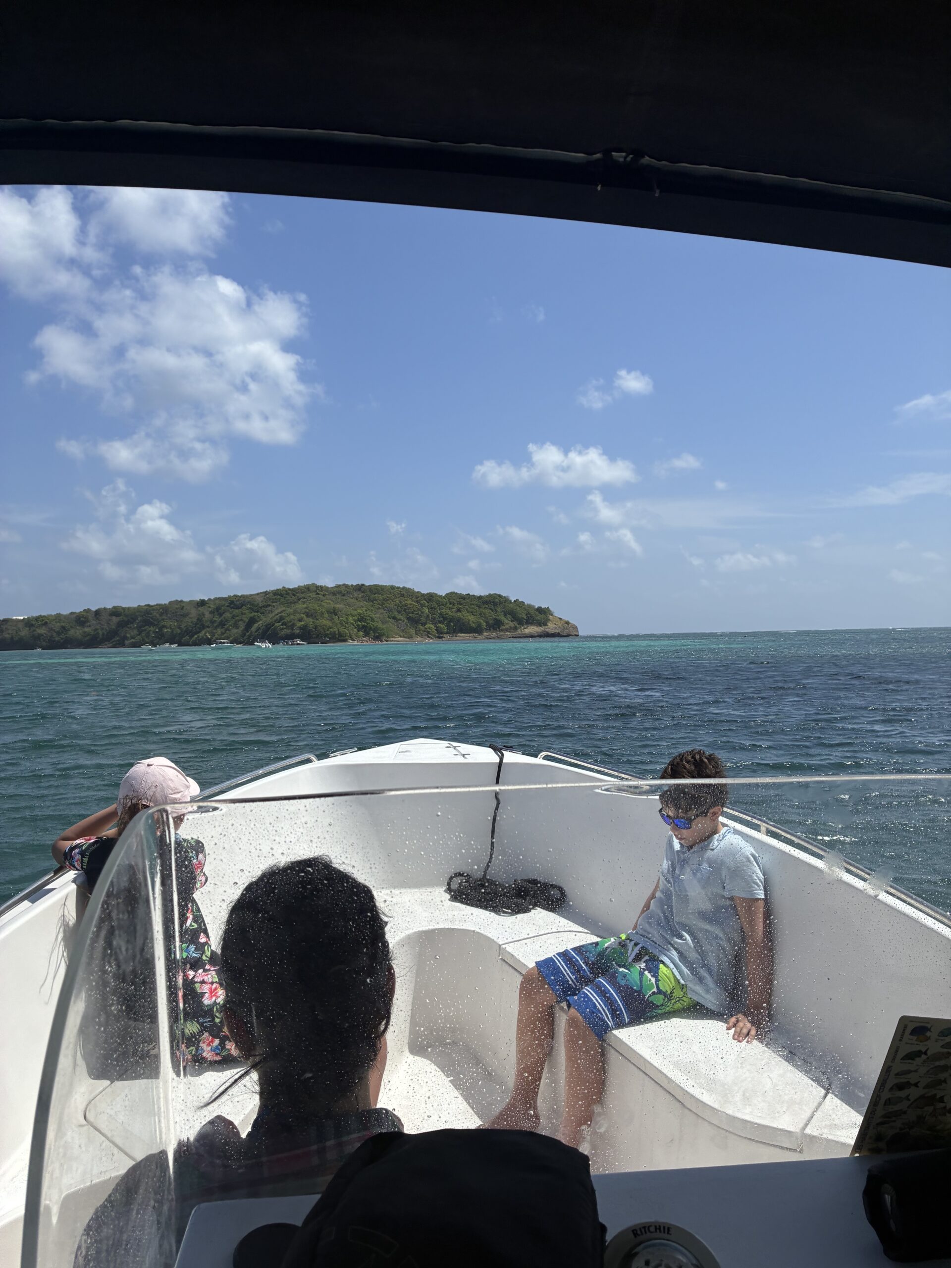 Passagers à l'approche d'un îlet de la baie